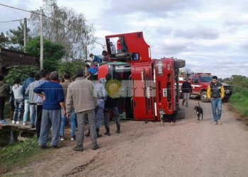 Un clásico: camión que vuelca, hacienda que se faena