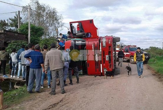Un clásico: camión que vuelca, hacienda que se faena