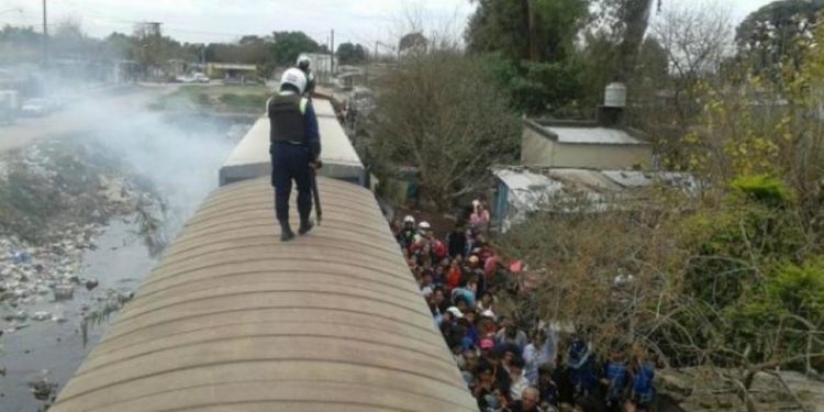 Un tren descarriló y se robaron 8 toneladas de azúcar y un celular