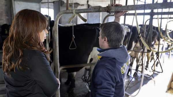 Cristina mostró su dolor por la situación lechera… en el tambo del hermano del intendente