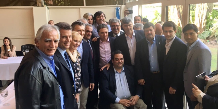 Macri firmó un acuerdo con el agro, al que le falta toda la letra chica