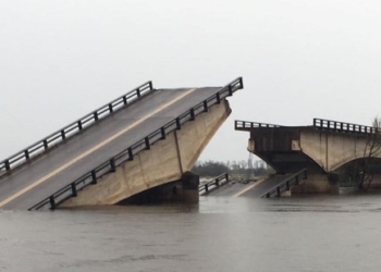 El auto que casi se cae dentro del río Corrientes