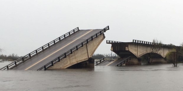 El auto que casi se cae dentro del río Corrientes