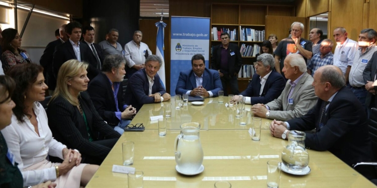 Frente a tres ministros, Atilra y la industria láctea firmaron un nuevo convenio colectivo