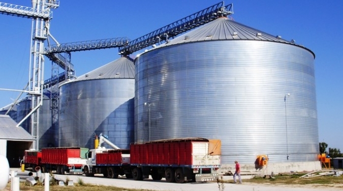 El productor continúa guardando la soja vieja, pero vende trigo nuevo