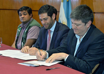 Argentina, Paraguay y Bolivia firman un convenio para enfrentar a la langosta