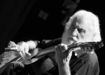 Un encuentro con José Larralde en la vereda de una verdulería