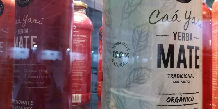 Dos jóvenes chilenos vinieron a la Argentina a vendernos… yerba mate