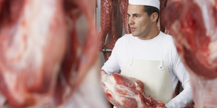 Los frigoríficos deberán anticipar 40 pesos por cabeza en aportes patronales