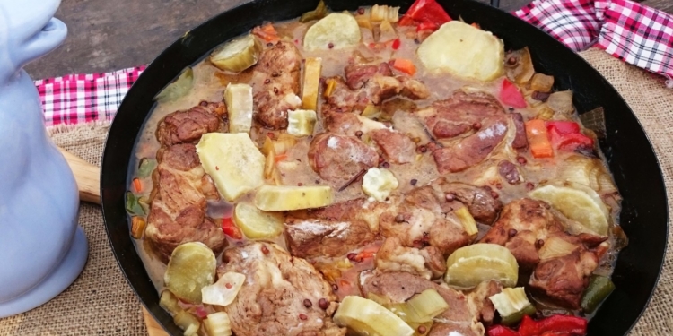 Sabores y Saberes: Una Navidad criolla con bondiola a la cerveza negra en disco de arado