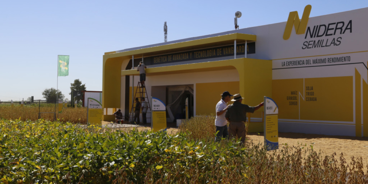Caras de felicidad en Syngenta tras la compra de Nidera Semillas