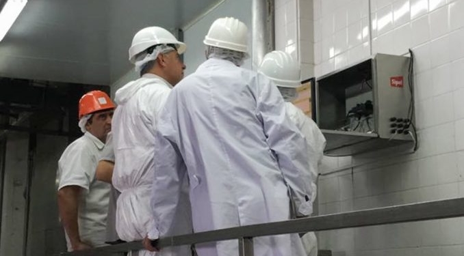 Suspenden a 130 mataderos que no compraron los controladores de faena