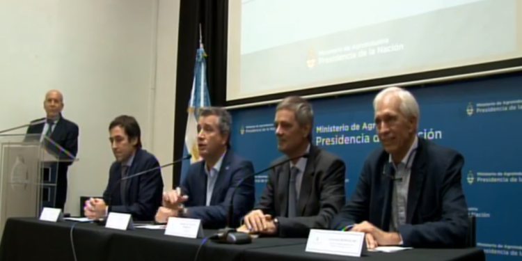 Mueca del destino: por la sequía, la producción de maíz superará por primera vez a la soja