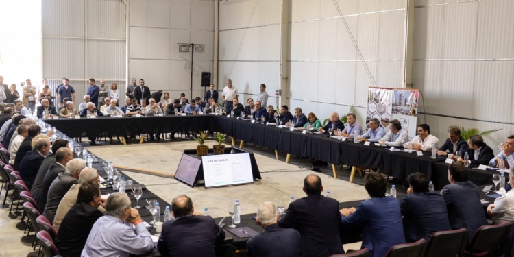 La “caravana de la competitividad” llegó hasta las fábricas de maquinaria agrícola