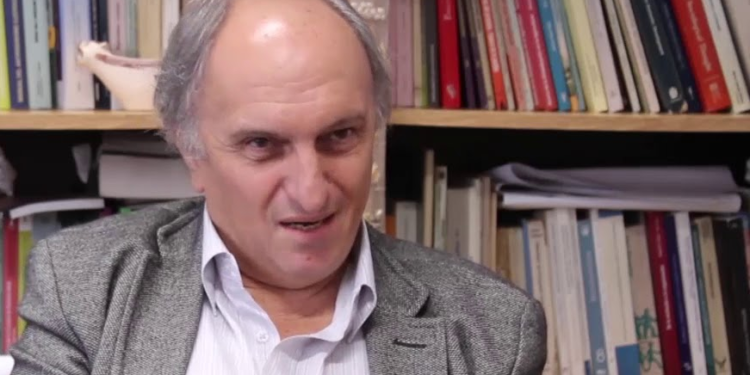 Un estudioso del trabajo rural busca una silla en el directorio del Conicet