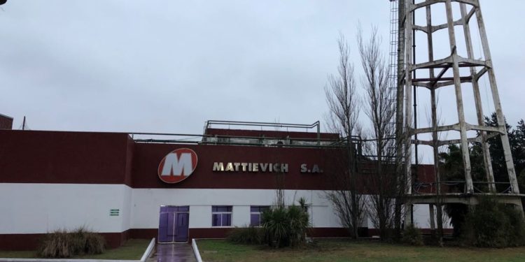 Reabre un frigorífico en Santa Fe y Macri se sube a la fiesta