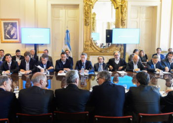 Como un árbol que sigue de pie tras la tormenta, Macri presidió la Mesa Forestal