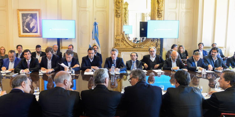 Como un árbol que sigue de pie tras la tormenta, Macri presidió la Mesa Forestal