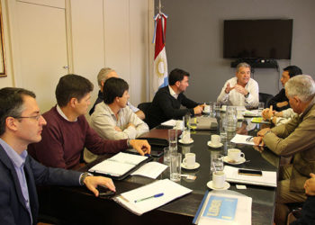 De Río Primero tenían que ser los productores que comenzarán a pavimentar los caminos rurales