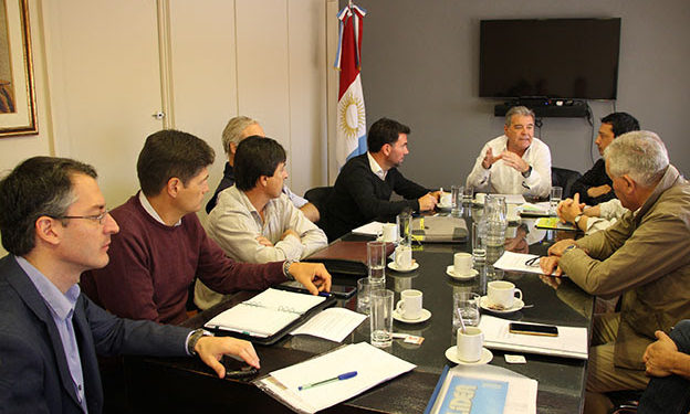 De Río Primero tenían que ser los productores que comenzarán a pavimentar los caminos rurales