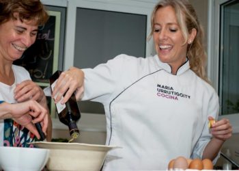 Sabores y saberes: María, la cocinera mendocina que se juega ConBoca y amasa con niños alfajores de colores