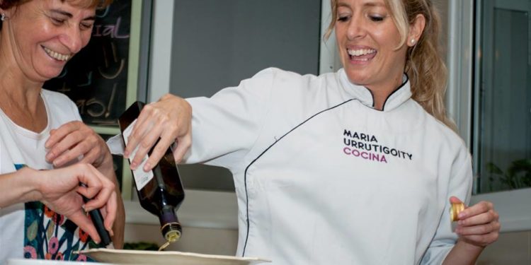 Sabores y saberes: María, la cocinera mendocina que se juega ConBoca y amasa con niños alfajores de colores