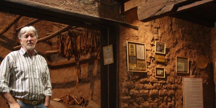 Sabores y saberes: Un agrónomo salteño que colecciona cuchillos, ajíes picantes y conocimientos