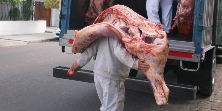 El peso mínimo de faena desató una diáspora en la Mesa de las Carnes