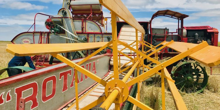 Cómo se restauró la Rotania, la primera cosechadora automotriz del mundo que se fabricó en serie