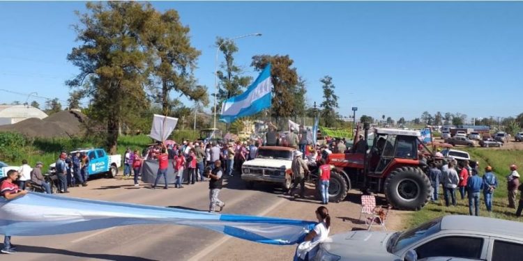En un Chaco sumergido, los productores decidieron llevar su protesta hasta la ruta