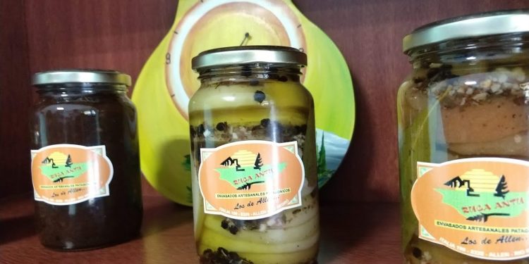 Sabores y saberes: Lidia rescató un inusual escabeche de peras en el Alto Valle