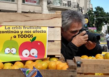 Mientras el Gobierno empezó a “mandar fruta”, los productores protestaron regalándola en Plaza de Mayo