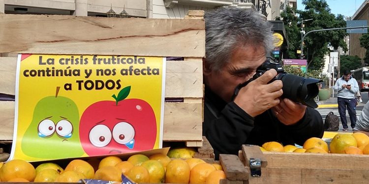 Mientras el Gobierno empezó a “mandar fruta”, los productores protestaron regalándola en Plaza de Mayo
