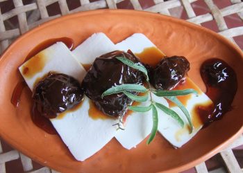 Sabores y saberes: Anita Chávez, de Moldes, hace quesillos de cabra y prepara cuaresmillos en almíbar