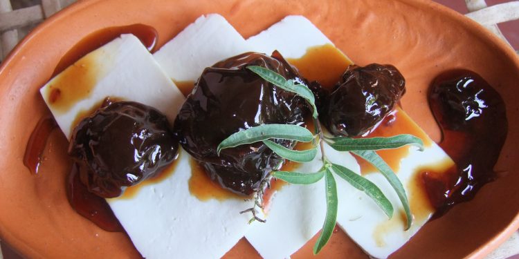 Sabores y saberes: Anita Chávez, de Moldes, hace quesillos de cabra y prepara cuaresmillos en almíbar