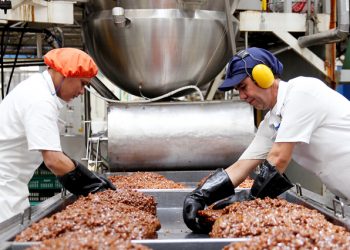 Obligan a trabajadores de las Pymes alimentarias a obtener un carnet que los habilite