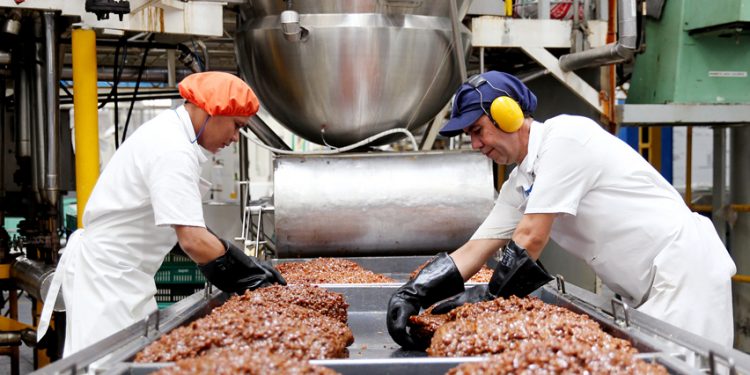 Obligan a trabajadores de las Pymes alimentarias a obtener un carnet que los habilite