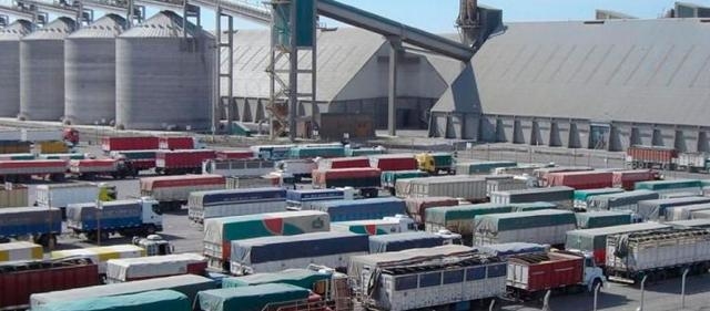 La industria más poderosa de la Argentina puede moler unos 7.000 camiones de soja por día