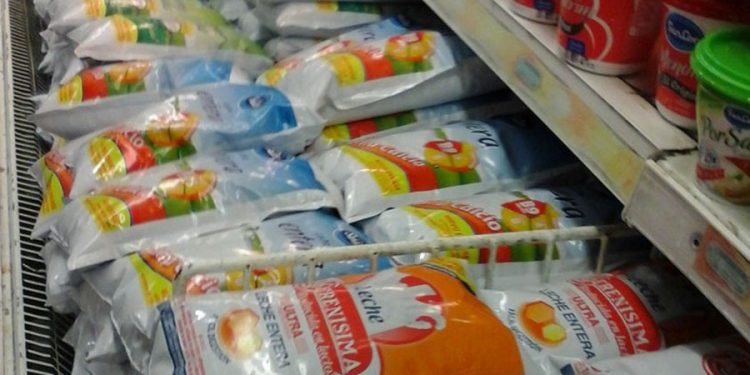 Ni el Estado ni el comercio resignan plata en la crisis lechera: La mejoría al productor sucede a costa de la industria