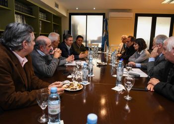 Renuevan un plan quinquenal del INTA y el Renatre para capacitar a trabajadores rurales