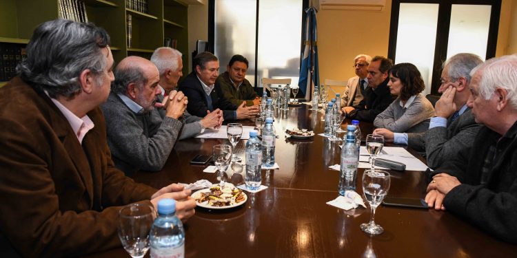 Renuevan un plan quinquenal del INTA y el Renatre para capacitar a trabajadores rurales