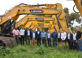 En la última curva, llegaron las máquinas prometidas por Vidal para arreglar los caminos rurales