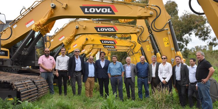 En la última curva, llegaron las máquinas prometidas por Vidal para arreglar los caminos rurales