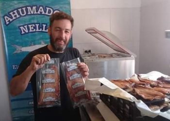 Sabores y saberes: En San Clemente del Tuyú, Claudio apuesta a los pescados ahumados