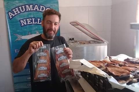 Sabores y saberes: En San Clemente del Tuyú, Claudio apuesta a los pescados ahumados