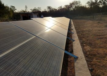 Cansado de no tener servicio eléctrico, un productor salteño montó un parque solar que incluso alimenta el riego por goteo