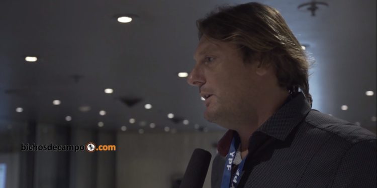 Hernán Heinzmann transporta leche y sufre los caminos: "Los políticos vienen con la inundación, pero cuando se va el agua, se van los políticos"