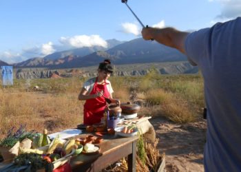 Sabores y saberes: En su Jujuy, Nora Gómez cocina una calapurca y un flan de queso de cabra