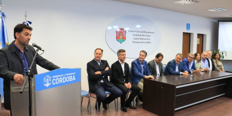 Franco Mugnaini, el productor cordobés que está al frente de una obra para mejorar con ripio 10 kilómetros de camino