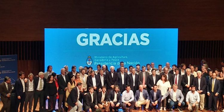 El equipo macrista de Agricultura se despidió aplaudiendo su propia gestión y Etchevehere saludó con un “hasta pronto”